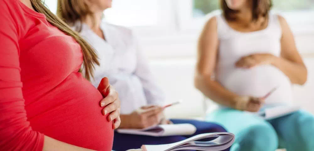 kobiety w ciąży w szkole rodzenia
