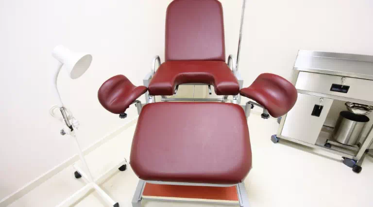 czerwony fotel ginekologiczny