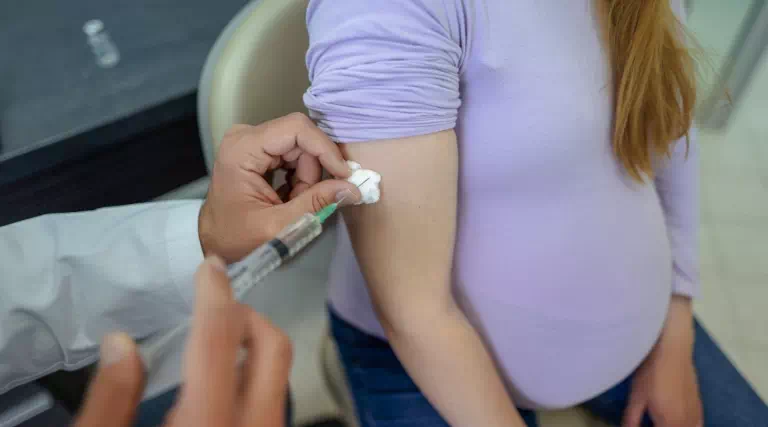 kobieta w ciąży na szczepieniu